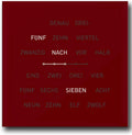 LED-Wanduhr mit Buchstaben-Display in Apfelrot, 40x40 cm